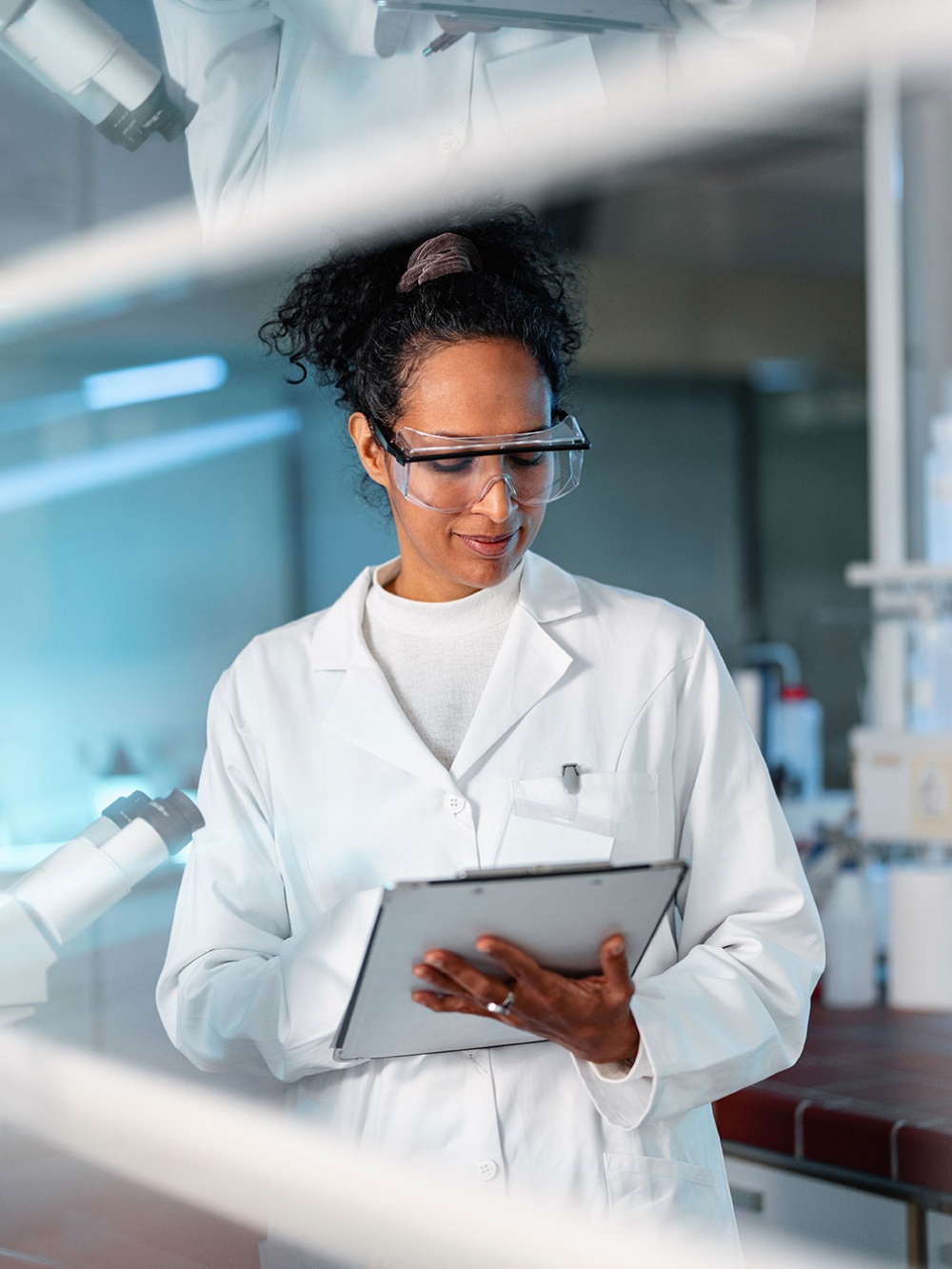 Une scientifique prend des notes dans un laboratoire