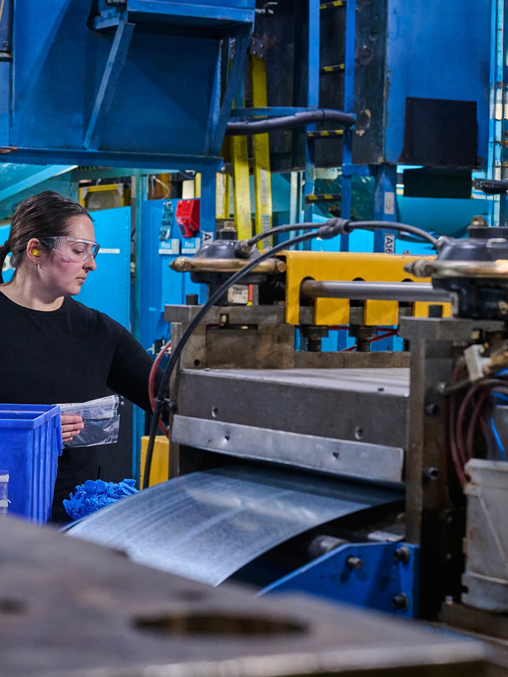 Femme travaillant en usine