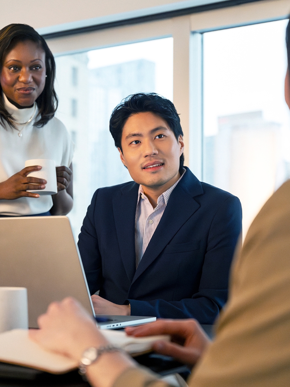 Des conseillers en affaire discutent avec une entrepreneure dans une salle de rencontres