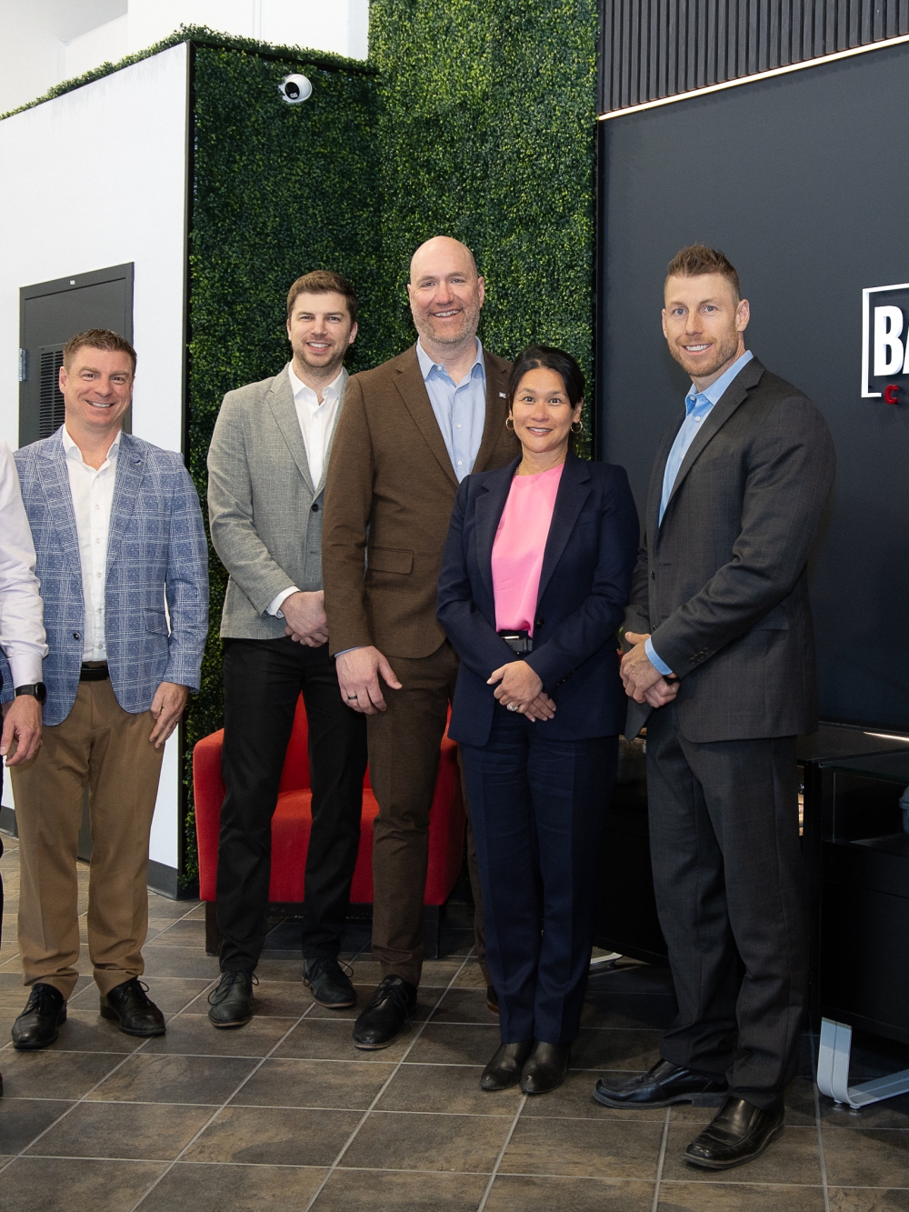 Photo de cinq entrepreneurs de Chaudières-Appalache accompagnés de la présidente-directrice générale d'Investissement Québec