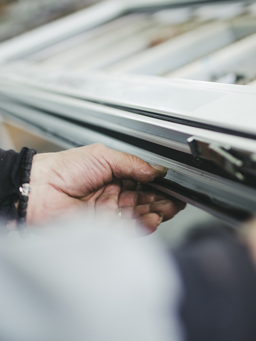 Travailleur effectuant la fabrication de portes et fenêtres