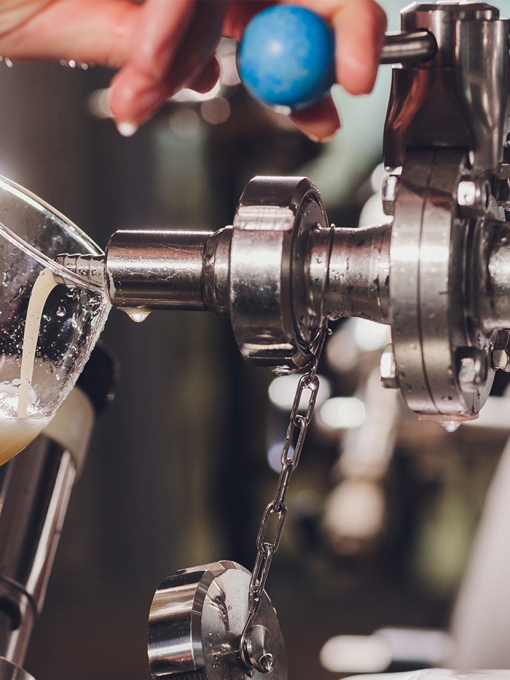 Personne dans une usine de préparation de bière de microbrasserie