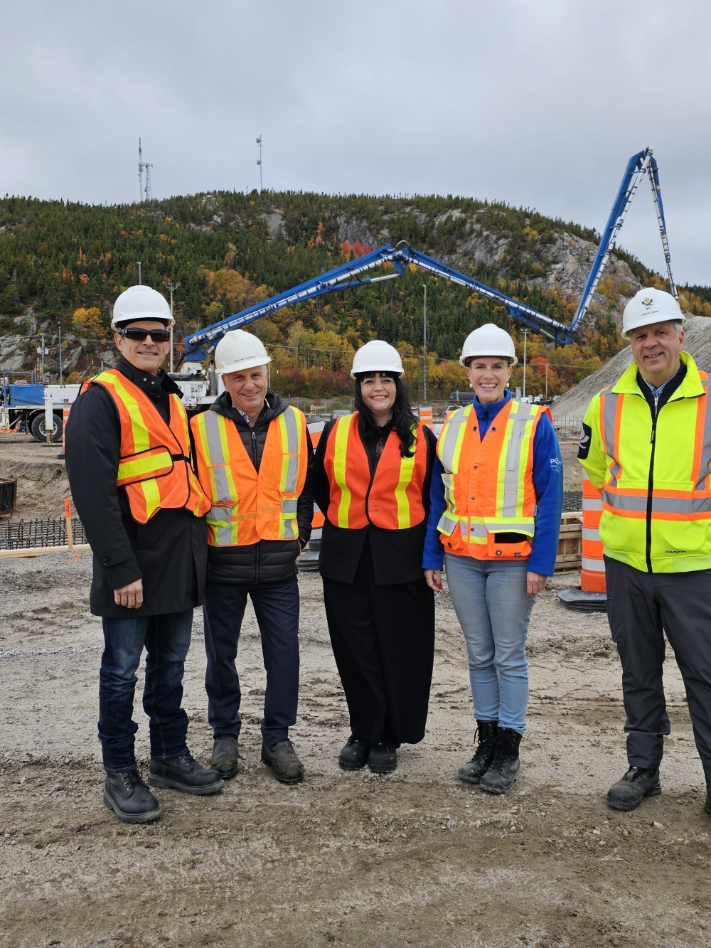 Individus en habit de construction sur le site du nouvel entrepôt du port de Baie-Comeau