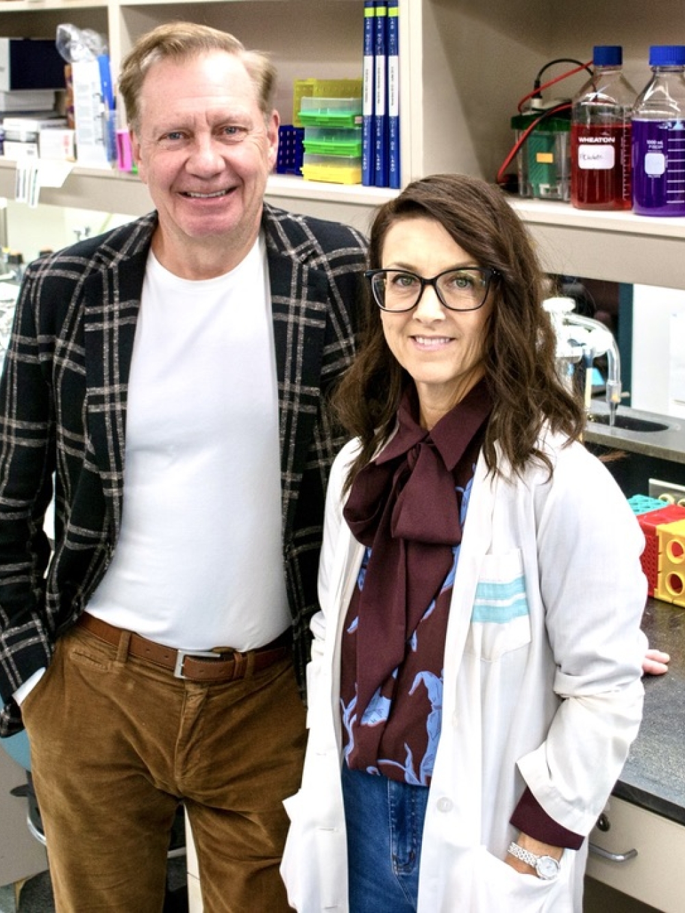 Deux personnes dans un laboratoire de recherche