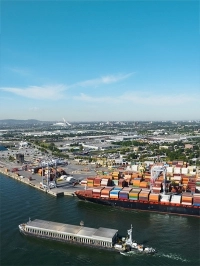 bateau à proximité d'un port