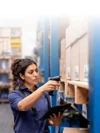 Femme travaillant dans un entrepôt