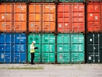 Un inspecteur vérifie les conteneurs dans un port