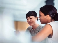 Une conseillère en financement conseille une cliente