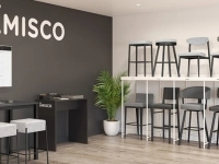Salle d’exposition Amisco avec table, tabourets et présentoir de chaises modernes