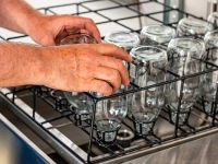 Chargement de bouteilles en verre dans un lave‑bouteilles industriel d’Aquatech BM.