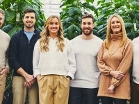 Groupe de personnes posant dans une serre parmi des plants en croissance, représentant l’équipe de Cultures Gen V.