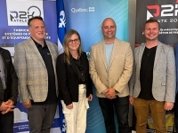 Groupe de personnes debout devant des bannières portant les logos « P2K Athlète », « Québec » et « Plate 2000 », dans un environnement intérieur lors d’un événement officiel.