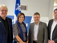 Représentants réunis devant un drapeau du Québec lors de l’annonce du soutien financier à Télé‑Câble La Conception.