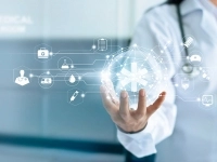 personnel médical tenant une représentation d'un dossier technologique