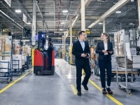 Une conseillère et un PDG sur le plancher d'une usine