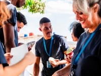 Groupe de personnes portant des chandails assortis et des lanières d’identification, rassemblées à l’extérieur lors d’une activité communautaire.