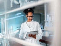 Une scientifique prend des notes dans un laboratoire