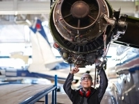 Une personne travaillant sur un avion
