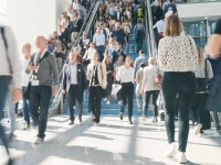 Groupe de personnes circulant