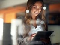 Une femme consulte une tablette dans un bureau
