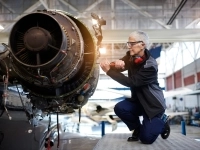 Une ingénieure en aéronautique travaillant sur un moteur d'avion