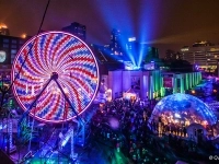 Image des installations illuminées du Quartier des spectacles de Montréal