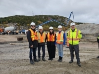 Individus en habit de construction sur le site du nouvel entrepôt du port de Baie-Comeau