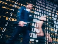 Quartier d'affaires avec des piétons en mouvement