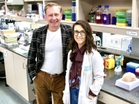 Deux personnes dans un laboratoire de recherche