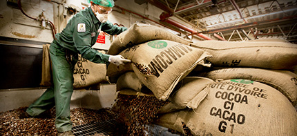 Photo d'un employé de Barry Callebaut manipulant des sacs de cocoa